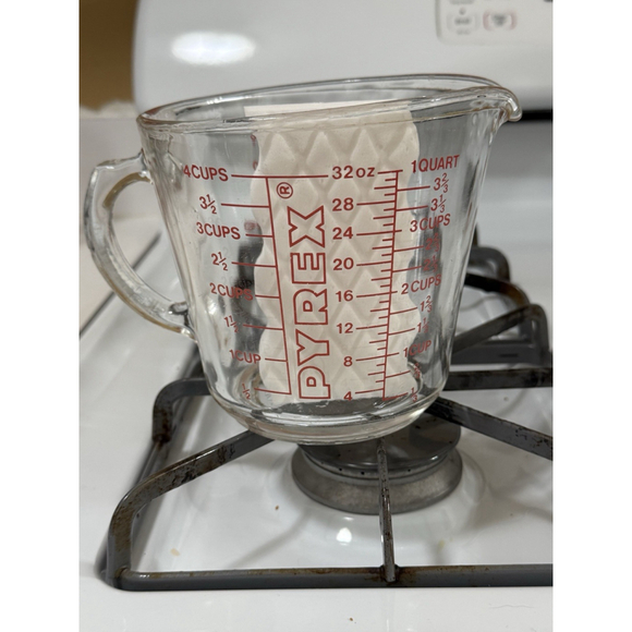 Vintage PYREX Glass Liquid 1 Quart 4 Cup Measuring Red Lettering "D" Handle USA - Picture 2 of 10